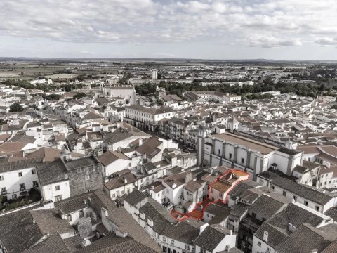 Prédio | Évora | Centro histórico | Praça do Giraldo | Rustiévora | Venda