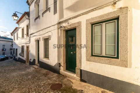 Moradia | Unifamiliar | Centro Histórico | T4 | Quintal | Rustiévora