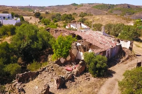 RUINA COM TERRENO