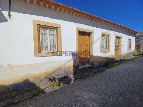2 Casas de habitação com terreno em aldeia próxima de bons acessos.