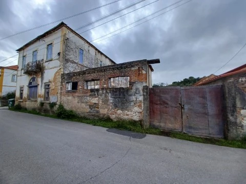 Dois prédios para reconstruir em aldeia a 7 km de Tomar perto de estação de comboios.