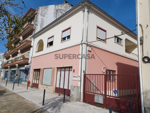 Prédio remodelado para venda numa das principais entradas de Tomar.