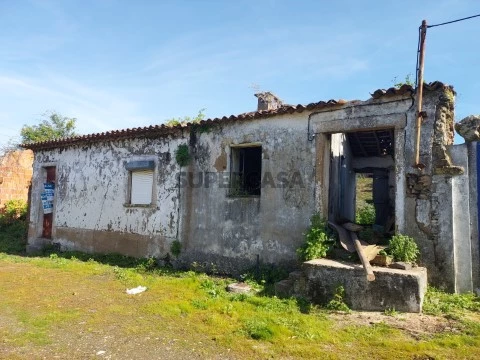 Casa antiga, anexos e terreno com 559 m2 para projeto de reconstrução