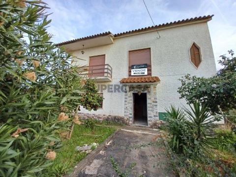 Quinta com moradia, garagem e furo a poucos minutos da Albufeira do Castelo do Bode.