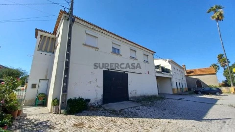 Prédio com habitação, armazém, e logradouro a 3 minutos de Tomar.