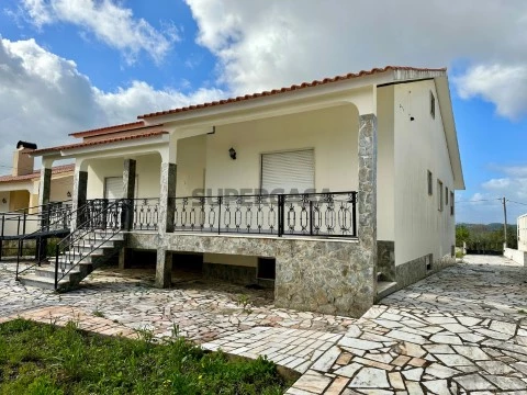 Moradia espaçosa com anexo e logradouro situada perto da cidade de Tomar.