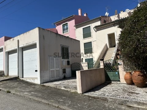 Duplex com 2 garagens e pátio com churrasqueira a poucos minutos da cidade.