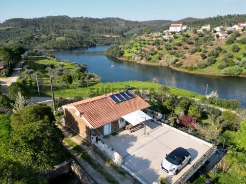 Moradia em pedra com alojamento local junto à Albufeira do Castelo do Bode.