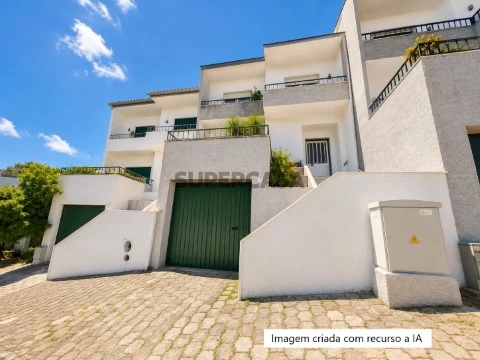 Moradia de 2 pisos com garagem situada junto à cidade de Tomar.