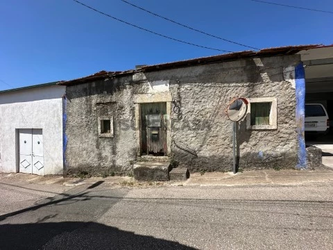 Casa Antiga T2 na Rua Principal, Casais e Alviobeira, Tomar
