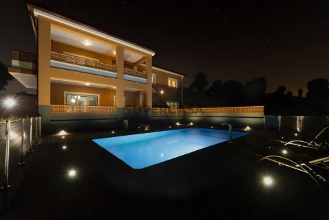 Moradia nova, com acabamentos de luxo, mobilada e com piscina, para venda, perto do rio