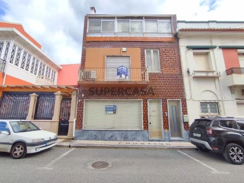 Prédio no Bombarral com potencial para comercio e habitação