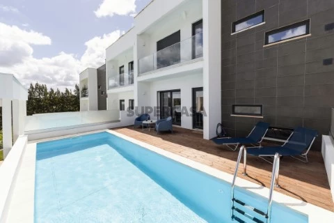 Moradia T3 com piscina e garagem pronta para morar totalmente equipada