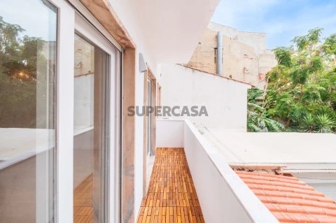Apartamento T2 Totalmente Remodelado | Graça