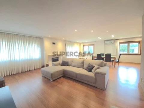 Moradia T4 em Mindelo - Conforto, Espaço e Proximidade ao Mar