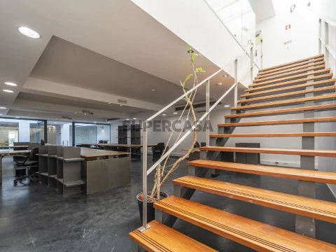 Escritório com 3 pisos e terraço privado - Saldanha