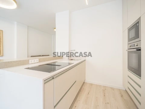 Novo T1 Duplex mobilado e equipado junto ao Campo Mártires da Pátria 93m2