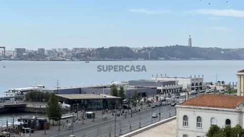 Vista frontal deslumbrante sobre o Rio Tejo e Ponte 25 de Abril