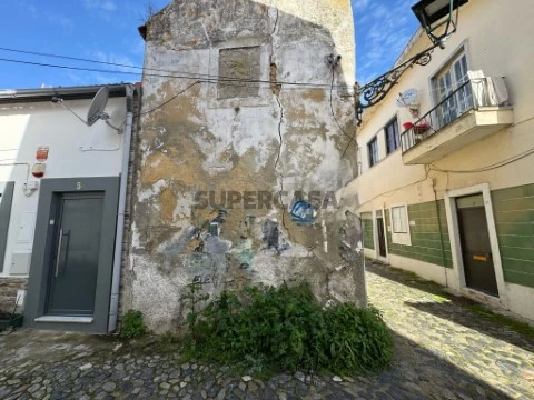 Oportunidade Única: T2 Triplex para Obras no Coração do Barreiro - 95.000€
