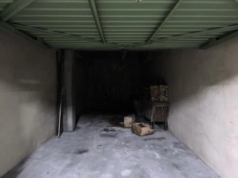 车库 在 Rua da Estação de Alferrarede, Abrantes (São Vicente e São João) e Alferrarede, Abrantes