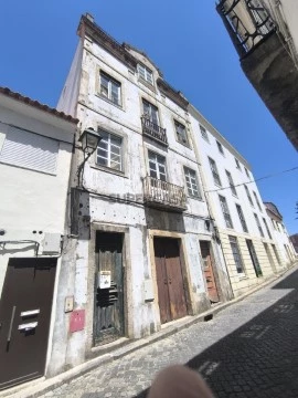 Prédio na Rua Actor Taborda, Abrantes (São Vicente e São João) e Alferrarede, Abrantes