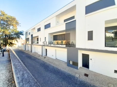 Moradia em Banda T3 Triplex na Rua Mouzinho de Albuquerque, Rio Maior, Rio Maior