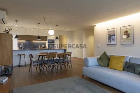 Apartamento T3 com varanda, suite, garagem dupla e arrecadação.