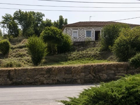 Moradia Geminada T1 em São Miguel do Couto - Stº Tirso! (2)
