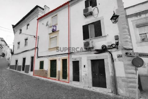 Rua estreita e edifício em destaque