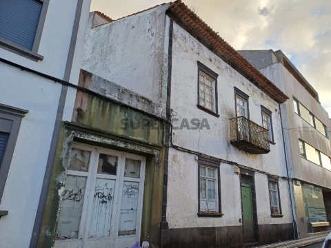 FHPM3059 - Moradia em Banda com garagem e quintal no centro de Ponta Delgada