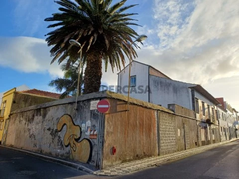 FHPM3060 - Moradia com 21 Divisões para Reabilitação com Quintal, Próximo do Centro de Ponta Delgada