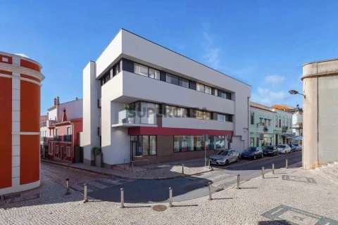 FHCM3006 - Edifício de Serviços com 3 Pisos e Cave Independente | Potencial de Reconversão em Hostel ou Apartamentos | Silves...