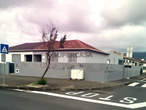 FHPM3070 - Moradia Geminada T3 Térrea Vista Mar 1ª Linha, Matriz, Ribeira Grande