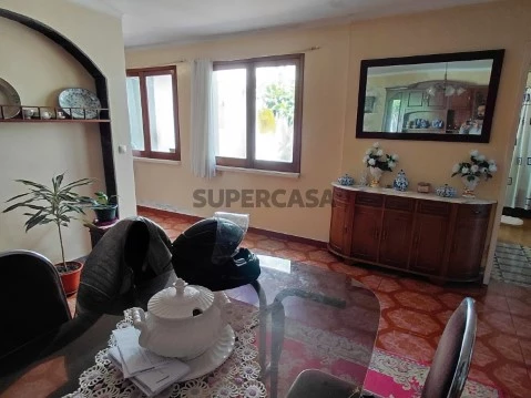 FHPM3071 - Moradia T3 com 2 pisos e quintal, Rua dos Capas, S. José, Ponta Delgada, Açores.