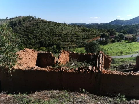 Terreno Com 5800 m2, Ruina, Furo e Luz Em Corte da Pomba , Monchique