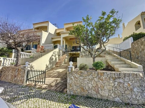 Moradia T3 em Ferragudo para arrendar, com vista mar e jardim . Localização privilegiada a 500 metros da praia