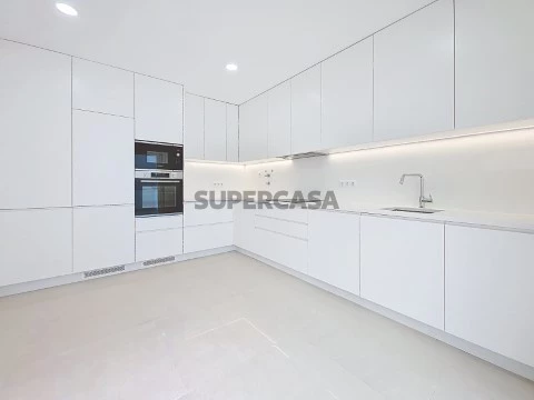 Moradia M3 Geminada com Piscina e garagem, Ferragudo - Algarve