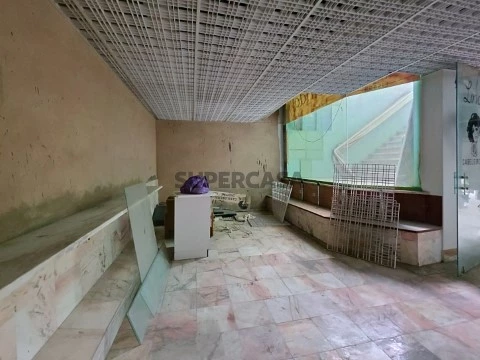 Lojas com Potencial em Centro Comercial em Lagos