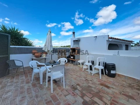 Andar de Moradia T2+1 com Terraço a Sul em Almádena, Luz