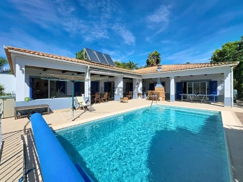 Casa terrea Isolada T6 em Alvor com Piscina