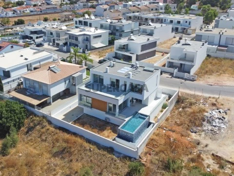 Moradia nova T3 + 1 em Estômbar, com piscina de água salgada, acabamentos de elevada qualidade e garagem (7)