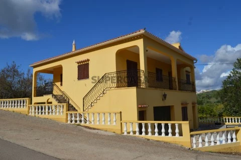 Moradia de 2 pisos isolada com 3 quartos localizado na periferia de Alte