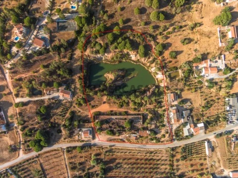 Terreno para moradia T10 com lagoa natural em Vale de Pegas, Paderne, Algarve