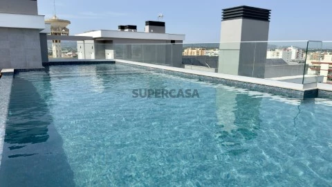 Penthouse com piscina na cobertura e ampla varanda de 29m2, Faro, Algarve