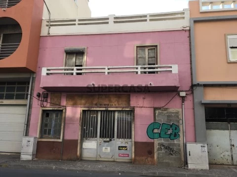 Prédio com dois pisos, logradouro, boa localização, Faro, Algarve
