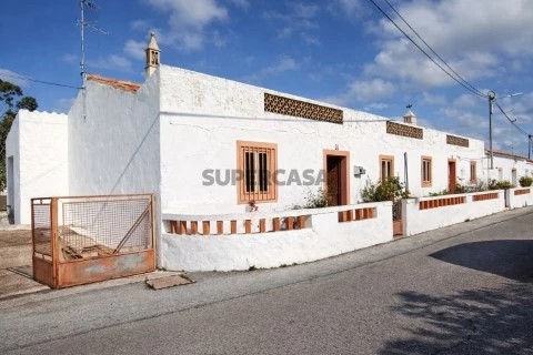 Casa Térrea de 5 divisões para recuperar no Ameixial