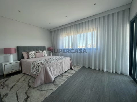 Apartamentos T3 em condomínio de arquitetura moderna em Olhão