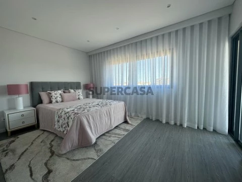 Apartamentos T3 em condomínio de arquitetura moderna em Olhão