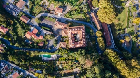 Hotel spa de época com 63 quartos em estância balnear próximo do Gerês, Braga, Guimarães e a uma hora do Porto.