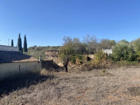 Terreno com Moradia em Ruínas no Cerro dos Passarinhos